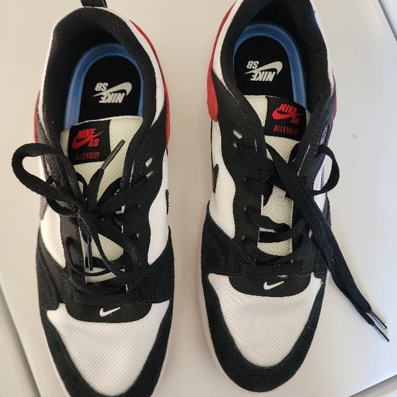 Nike Black and Red Sneakers - Picture 4 of 11